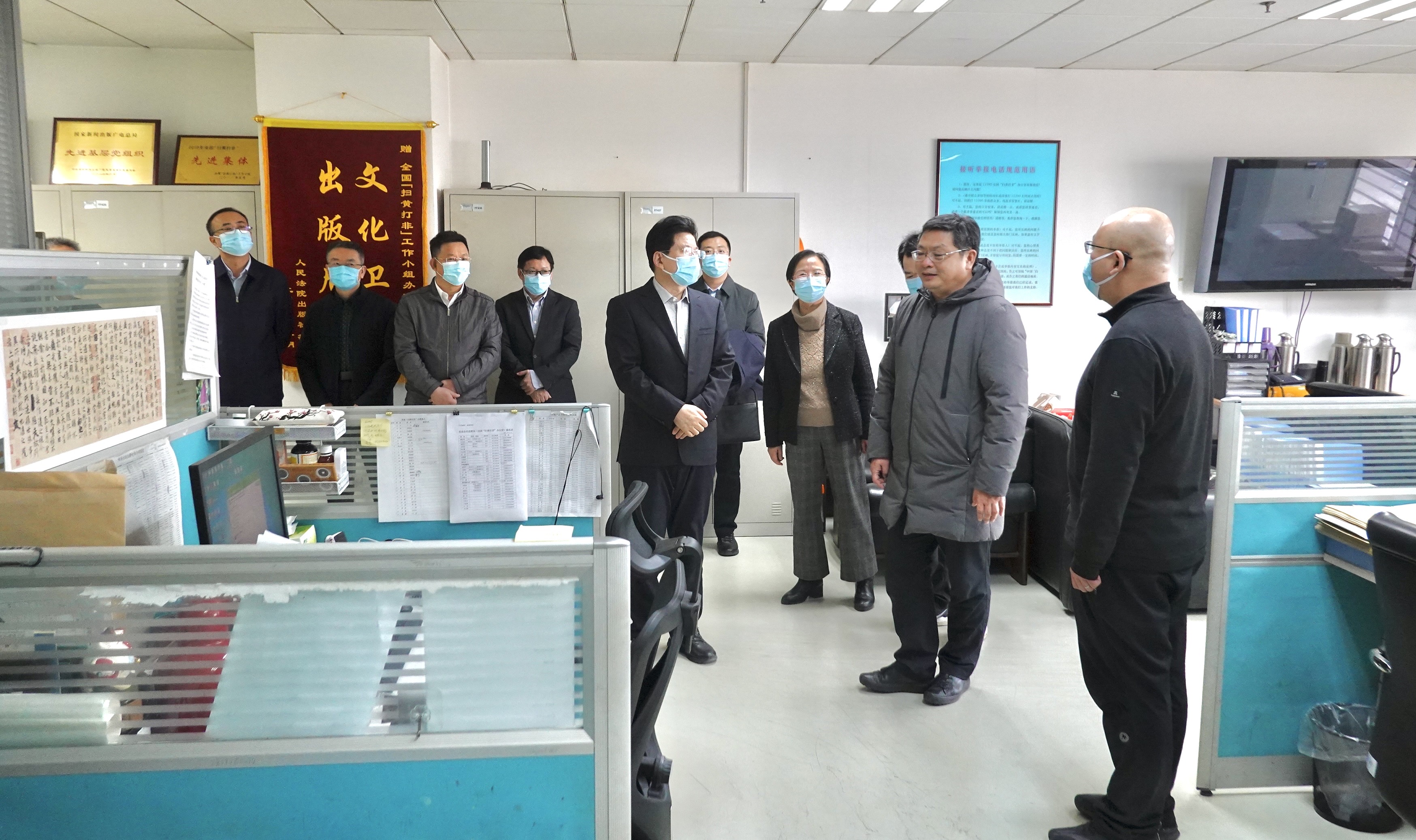 张建春副部长探望慰问质检中心“扫黄打非”举报受理值守同志